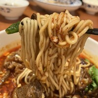 老四川 飄香小院 - 麺のリフトアップ