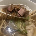 焼豚らーめん じゅんこ - コロコロチャーシュー・青菜(煮キャベツ)