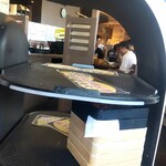 しゃぶ葉 - 猫型配膳ロボット！おでこをなでると喜びます！