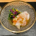 御料理 まつ山 - 飛来幸地鶏の胸肉の炭焼きと菊菜の酢橘あえ