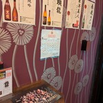 三国おばんざいバル 六弦家 - 内観：壁メニュー