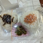 三国おばんざいバル 六弦家 - 昆布と鮭おにぎり