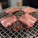 炭火焼肉ホルモンさわいし - 黒毛和牛上タン（厚切り）