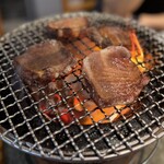 炭火焼肉ホルモンさわいし - 黒毛和牛上タン（厚切り）　
