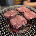 炭火焼肉ホルモンさわいし - 黒毛和牛上タン（薄切り）　