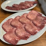 炭火焼肉ホルモンさわいし - 黒毛和牛上タン（薄切り）　