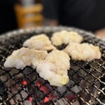 炭火焼肉ホルモンさわいし - 塩シマチョウ