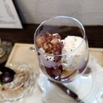 アレス カフェ - 季節のパフェ【栗】のパフェ部分