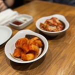 炭火焼肉ホルモンさわいし - キムチ、カクテキ