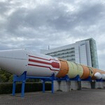 トラットリア セレーノ - JAXAに展示されているロケットがドーン！･*･:≡(　ε:)