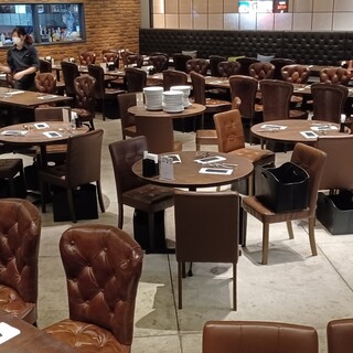 天井高めで活気あふれる店内