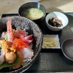 むすび屋 - 小鉢も美味い、味噌汁はあさりでした