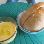 壱弐参 CAFE - にんじんの冷製ポタージュと自家製塩パン