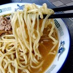 中華麺房 東龍 - 麺リフト⤴️太麺にみそスープがシッカリ絡んで旨しლ(´ڡ`ლ)