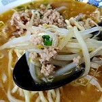 中華麺房 東龍 - モヤシ＆挽肉蓮華リフト⤴️