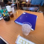 らるきい - 店内（テーブル）