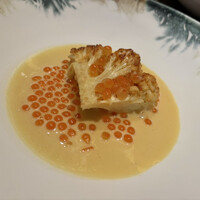 jinen. - スペシャリティのカリフラワームニエル、新イクラ、サフランを加えたソース