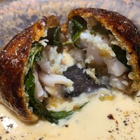 馳走西健一 - ⑦泳がせ太刀魚(静岡県焼津産、サスエ前田魚店)&大葉&ロースト玉葱のパイ包み焼き、、ブールブラン・ソース添え
                    太刀魚の脂の旨み、玉葱の甘みとブールブランソース、王道のフレンチらしい一品