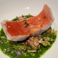 馳走西健一 - ⑤金目鯛(静岡県焼津産、船上活〆、前田魚店)のポシェ《90℃の塩水を潜らせた後に60℃の塩水で低温調理》、おおまさり《茹で落花生》&榎茸&香草のバター炒め、紫蘇穂花を散らして