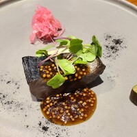 馳走西健一 - ④炭火炙り泳がせ真鯖(静岡県焼津産、サスエ前田魚店)、ヒッコリー燻し、エゴマのマスタード掛け、マイクロハーブ(静岡県磐田産)載せ、カリフラワーのムース&フィンガーライム(静岡県伊豆産)&紫甘藍のマリネ