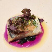 馳走西健一 - ③泳がせ真鯵(静岡県焼津産、サスエ前田魚店、朝〆)、金時草、刻み玉葱なマリネ、赤紫蘇&刻み芽葱載せ
                    禁漁期の桜蝦をお腹一杯食べて滋養を蓄えた真鯵、シンプルにその旨みを味わう
