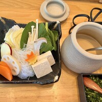 銀座しゃぶ通 マロニエゲート店 - お野菜盛り合わせがしっかりしています！
                    春雨とお豆腐がある事でかなりの食べ応えを約束。