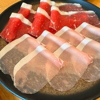 銀座しゃぶ通 マロニエゲート店 - お肉は芸術的に極薄ではありますがお野菜と食べると意外とボリュームを感じる事ができます。美味しい！