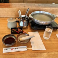 銀座しゃぶ通 マロニエゲート店 - ごまだれとポン酢、青葱と紅葉おろし、セルフでゴリゴリするタイプのすりごま（楽しい）
                    しゃぶしゃぶって準備段階からワクワクするよね