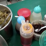 劉山東牛肉麵 - ラー油、豆鼓、豆板醤、高菜など。