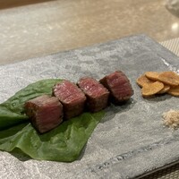 四季彩鉄板くさの - 和牛ヒレステーキ　カウンター席だったので焼きあがりを半分ずつ提供してくれました