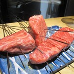 別邸 なかたけ 縁 - 大分ニード牧場の自然に育てた和牛のイチボとシンタマ。今からじっくりと炭火焼きされていきます。♪♬