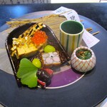 別邸 なかたけ 縁 - 秋の八寸盛合わせ：① ツルムラサキとかきの木茸のお浸し。 ② くらげの胡麻酢和え。 ③ 玉子。 ④ ハマチのオイル煮 イクラのせ。 ⑤ ムカゴの厚揚げ。 ⑥ 近江蒟蒻（赤こんにゃく）。 ⑦ 銀杏の素揚げ。