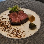 別邸 なかたけ 縁 - シンタマ（手前）イチボ（奥）にフリーズドライにした醤油を散らして、梨のガリとフィンガーライムが添えられています。フィンガーライムを搾って 美味しくいただきます。♪♬