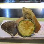 別邸 なかたけ 縁 - 揚げ物：子持ち鮎の春巻き、ズッキーニとアワビタケの天ぷらを 大将が造られた特別な塩でいただきます。