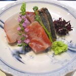 別邸 なかたけ 縁 - お造り：すじあら、本まぐろ、やいとがつお、答志島の鰆の藁焼きに みずの実（山菜）、穂紫蘇、芽紫蘇があしらわれています。 麹の醤油をつけていただきます。麹の醤油はおつまみにも出来るんです。♪
