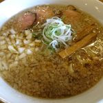 らーめん心繋 - 背脂煮干のドアップ