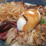 東京やきとり亭 - 焼鳥丼には、名古屋コーチンの玉子がのっています