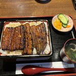 うなぎの 東海亭 - ご飯大盛りにしてもらったので、お重のふちまでご飯モリモリです。鰻はよく焼いてあって、香ばしさにご飯が進みます。