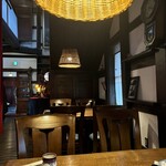 うなぎの 東海亭 - 一階の席は外が見えませんが、いい雰囲気です