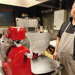 おしゃべりきのこ - シェフと生ハムスライサー