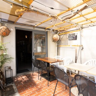 雨の日も安心！広々テラス席が魅力の漁師小屋イメージの店内