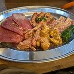 焼肉セブン - 牛タン3、セセリ2、牛ホルモン3、豚バラ2、牛カルビー3、ピーマン、キャベツの内容