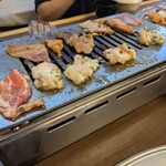 焼肉セブン - 塩ホルモンも追加注文❗️鉄板上は塩牛ホルモン、牛カルビー