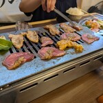 焼肉セブン - 豚タン、牛ホルモン、豚バラ、キャベツオンザ鉄板