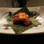 にくの匠 三芳 - 雲丹が乗ってる和牛のお寿司。