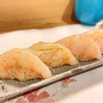 穴子料理と地酒 浅草 川井 - 左が牡丹海老。右が黒ムツ。