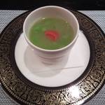 鉄板ダイニング 法貴 - えんどう豆のソースをかけた茶碗蒸し。