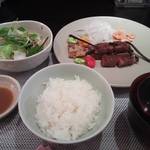 鉄板ダイニング 法貴 - メインのお肉とご飯。