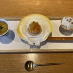 Restaurant Sola - Amuse-bouche(左から)
      ①バターナッツ、カニ、コンソメジュレ
      ② 人参、ホタテ、ピクルス
      ③やりいか
      ④ いくら、アボカド