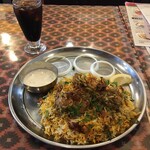 インド料理 パリワル - お米の色むらがキレイなビリヤニです(ドリンクはマンゴーラッシーからアイスコーヒーに変更しています)